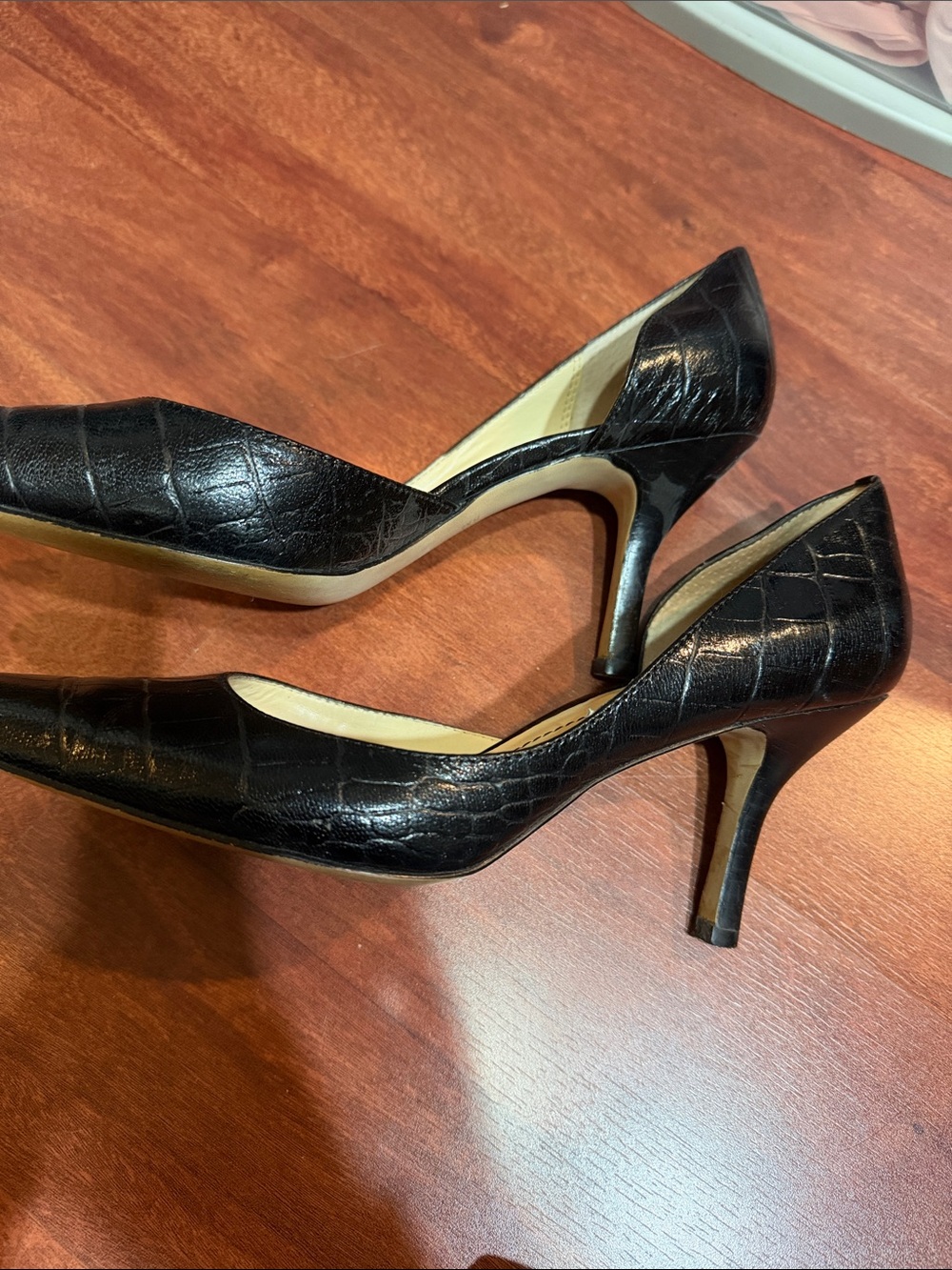Women's size 8 Anne Klein closed toe crocodile patterned black heels - Picture 5 of 5